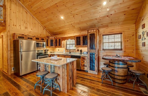 Murphy Cabin | LOG CABIN + MOUNTAIN VIEWS! HOT TUB, POOL & GAME TABLE, FIBER WIFI & DISCOUNTS!