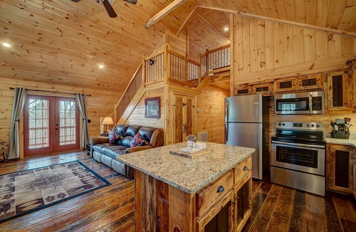 Murphy Cabin | LOG CABIN + MOUNTAIN VIEWS! HOT TUB, POOL & GAME TABLE, FIBER WIFI & DISCOUNTS!