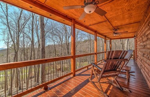 Murphy Cabin | LOG CABIN + MOUNTAIN VIEWS! HOT TUB, POOL & GAME TABLE, FIBER WIFI & DISCOUNTS!