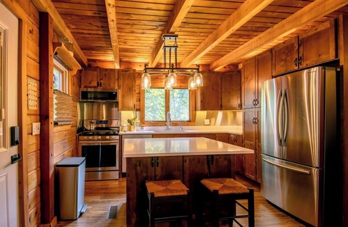 Yorkville Cabin | Log Cabin Oasis: Pickleball, Hot Tub, Deer, Corn Hole, Board Games, Arcade, Pets
