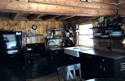Sandgate House | Log Cabin Rental for Eight Guests with Walk-Out Bedroom near Manchester, Vermont