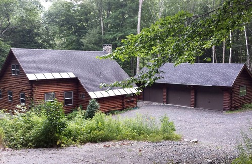 Sandgate House | Log Cabin Rental for Eight Guests with Walk-Out Bedroom near Manchester, Vermont