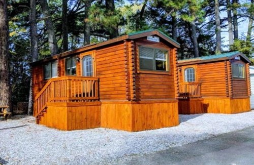 Williamsburg Cottage | Log Cabin - Williamsburg Pet-Friendly Log Cabin – Heated Pool, Free Game Room