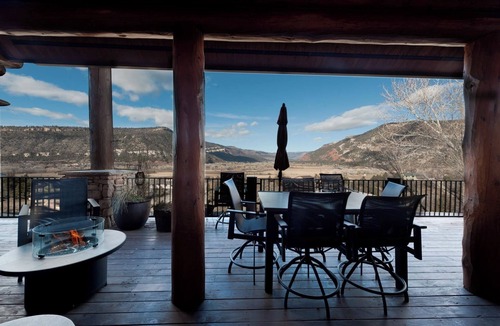 Durango House | Log Cabin with Amazing deck & views - 3 miles to downtown DGO - Hot Tub/AC