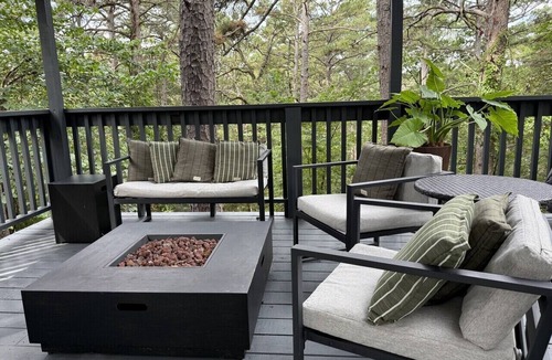 Eureka Springs Cabin | Log Cabin with Full Kitchen, Hot Tub, Fireplace, King + Pullout