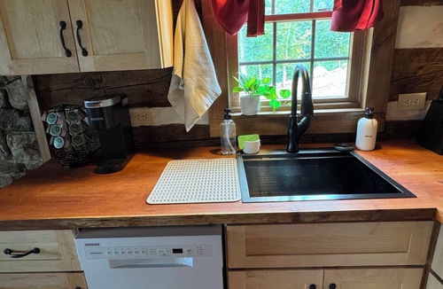 Lexington Cabin | Log cabin with mountain VIEWS in Lexington! Near VA Horse Ctr, 8 mi from VMI/W&L