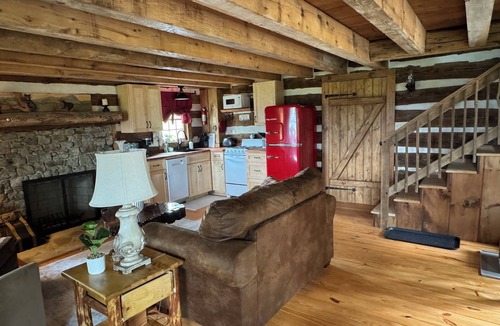 Lexington Cabin | Log cabin with mountain VIEWS in Lexington! Near VA Horse Ctr, 8 mi from VMI/W&L