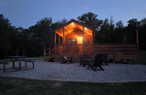 Jones Mills Cabin | Log Cabin with Private Hot Tub, Fire Pit, & King Bed Near Hot Springs
