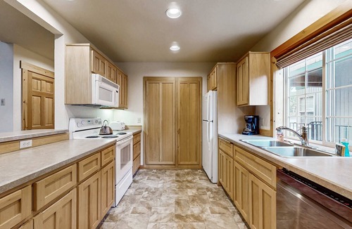 Redmond Ski Chalet | Log decor home with private hot tub, deck & shared pools & tennis