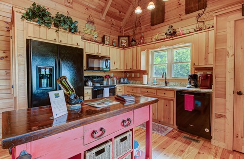 Black Mountain Cabin | LOG HOME WITH AMAZING VIEWS OF MT. MITCHELL/FIREPLACE/HOT TUB/PET FRIENDLY