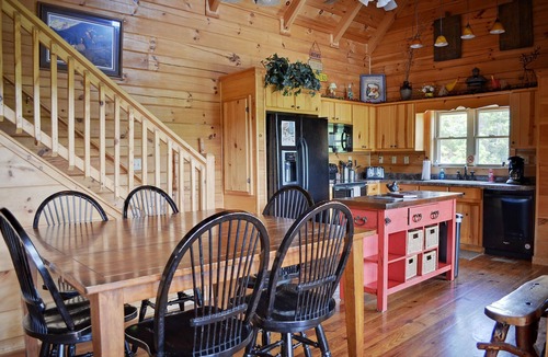 Black Mountain Cabin | LOG HOME WITH AMAZING VIEWS OF MT. MITCHELL/FIREPLACE/HOT TUB/PET FRIENDLY