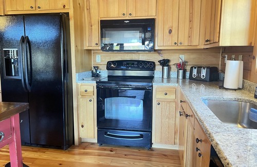 Black Mountain Cabin | LOG HOME WITH AMAZING VIEWS OF MT. MITCHELL/FIREPLACE/HOT TUB/PET FRIENDLY