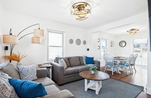 Frederick House | Logan's House Stylish Family Home near Downtown with EV