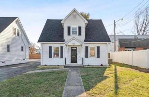 Frederick House | Logan's House - Stylish Family Home near Downtown with EV charger