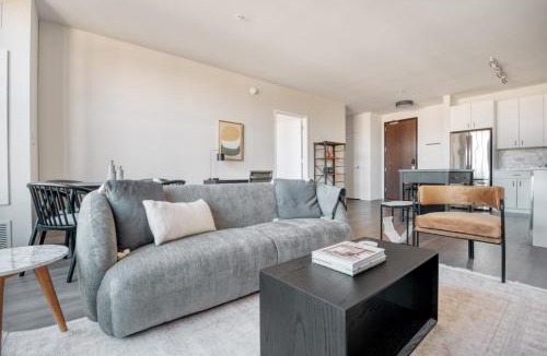 Logan Square Apartment | Logan Square 2br w pool lounge gym nr L CHI-869