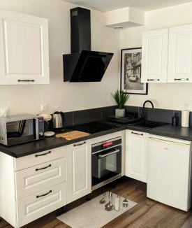 Brive-la-Gaillarde Apartment | Logement à Brive près de la campagne et centre-ville, avec parking privé, climatisation, et double balcon privé