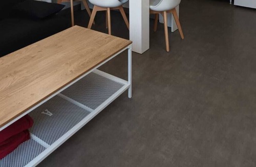 Commentry Apartment | Logement avec une chambre et un petit exterieur