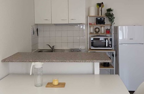 Commentry Apartment | Logement avec une chambre et un petit exterieur