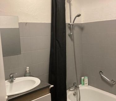 Saint-Maurice-de-Beynost Apartment | Logement entier - 2 Chambres - Parking privé - 15 min Lyon et Aéroport