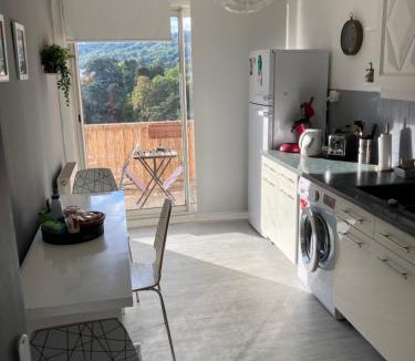 Saint-Maurice-de-Beynost Apartment | Logement entier - 2 Chambres - Parking privé - 15 min Lyon et Aéroport