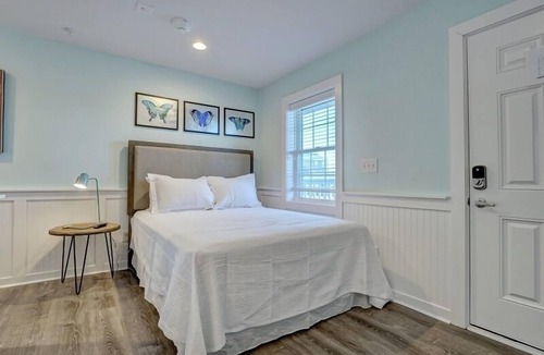 Surf City Hotel | Loggerhead Inn & Suites - Queen Room in hotel in Surf City, North Carolina
