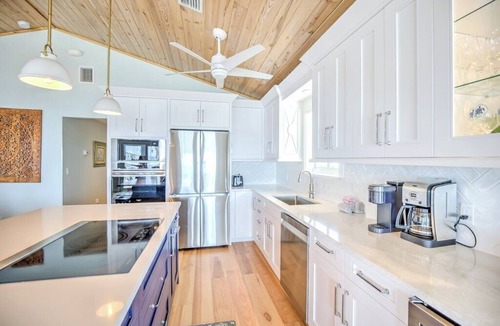 Marathon House | Loggerhead Lodge updated 4bed/4bath main house with 1bed/1bath guest house, private pool, dockage & open water views