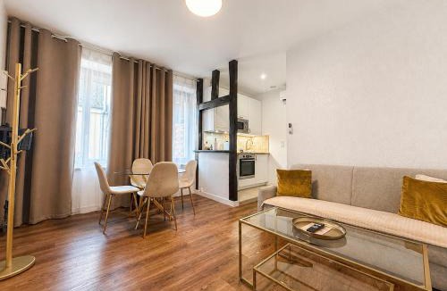 Romorantin-Lanthenay Apartment | Logis d Esmeralda centre-ville-arrivee auto- Clim