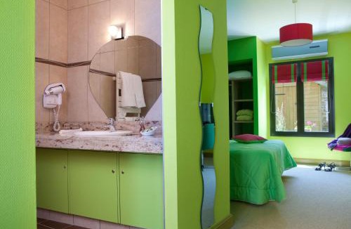 Oucques Hotel | Logis hôtel Ô en Couleur