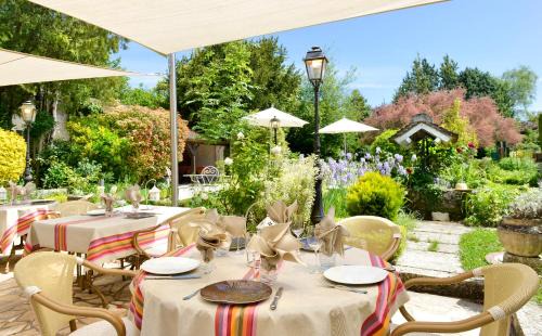 Chitenay Hotel | Logis Hôtel Auberge Du Centre Châteaux de la Loire