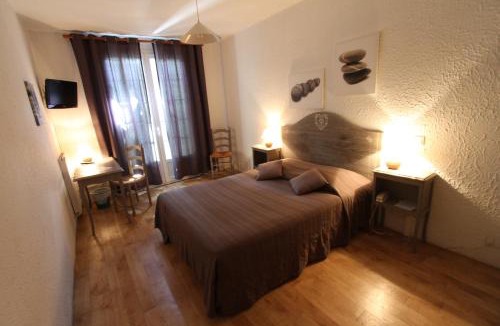 Barbentane Hotel | Logis Hôtel Castel Mouisson