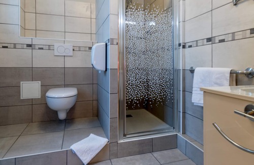 Bourgoin-Jallieu Hotel | Logis Hôtel la Commanderie de Champarey