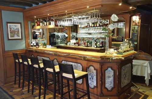 Germigny-l'Eveque Hotel | LOGIS - Hôtel & Restaurant Le Gonfalon