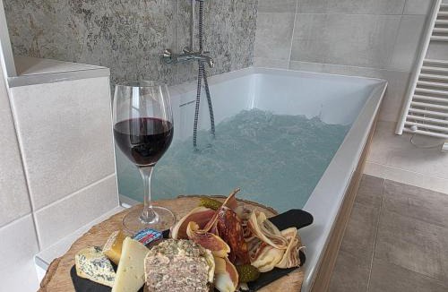 Banassac Hotel | Logis Hôtel Restaurant Les 2 Rives - CHAMBRES CLIMATISEES - A75, en bordure de rivière