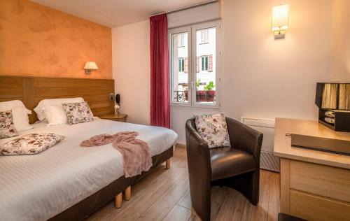 Banassac Hotel | Logis Hôtel Restaurant Les 2 Rives - CHAMBRES CLIMATISEES - A75, en bordure de rivière