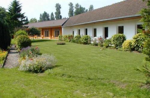Marconne Hotel | Logis - Hôtel & restaurant Les Trois Fontaines
