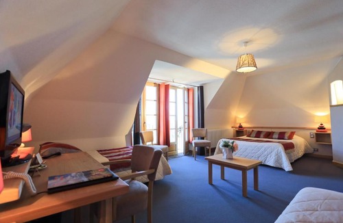 Salers Hotel | Logis Hôtel Restaurant & Spa les Remparts