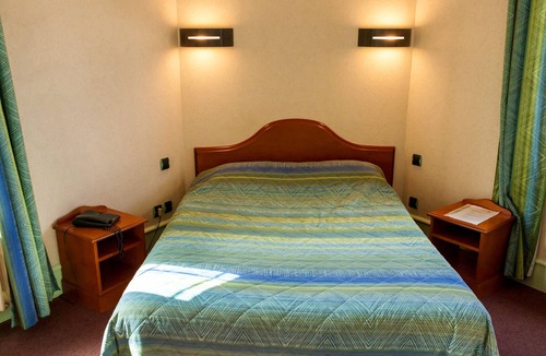 Neau Hotel | Logis Hotel Restaurant Croix Verte