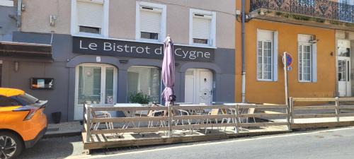 Yssingeaux Hotel | Logis Hotel Restaurant Le Cygne