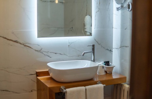 Arenas de Cabrales Hotel | Logis Hotel Restaurante La Casa de Juansabeli