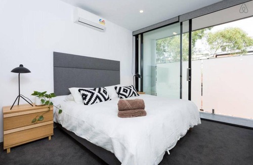 Collingwood Bed & Breakfast | Lola Three Levels of Style with Rooftop Terrace
