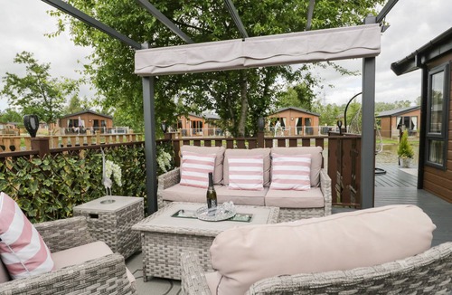 Carnforth Cottage | LOLUKE LODGE ON THE LAKE, family friendly, with a garden in Carnforth