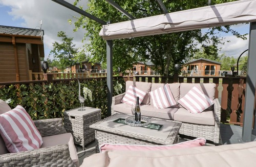 Carnforth Cottage | LOLUKE LODGE ON THE LAKE, family friendly, with a garden in Carnforth