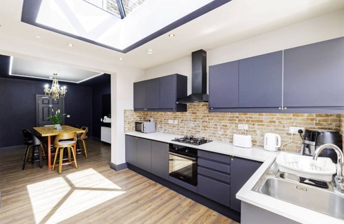 Heathrow Villages House | London Heathrow Home-A Brand new 6 bed house