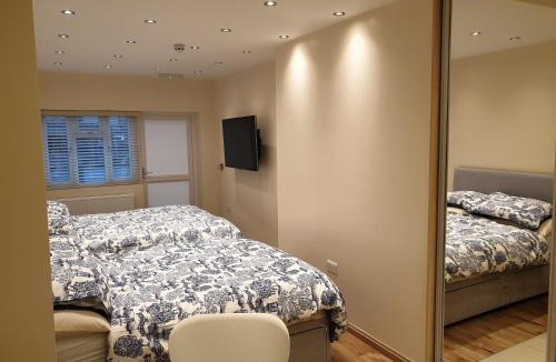 Valentines Apartment | London Luxury 2 bed studio 4 mins from Ilford Stn - FREE parking, WiFi, garden access