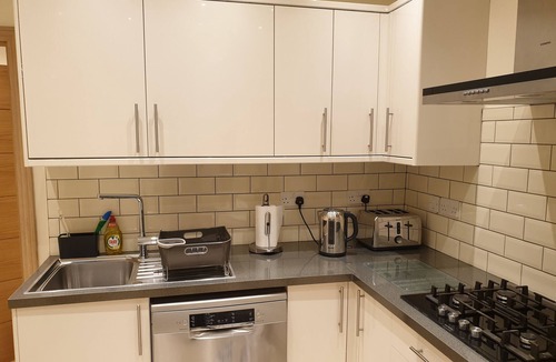 Valentines Apartment | London Luxury 3 Bedroom with 3 On suite Bathrooms and Free Parking Close to Tube