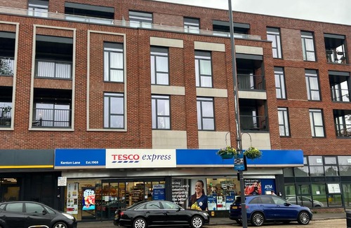 Belmont Apartment | London Modern 2Bed 2Bath Flat with Parking Fast WiFi Sleeps 6