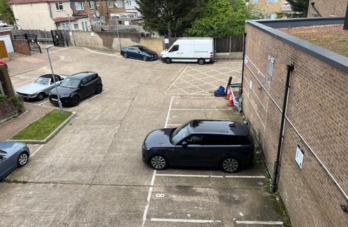 Belmont Apartment | London Modern 2Bed 2Bath Flat with Parking Fast WiFi Sleeps 6