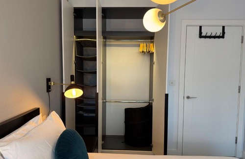 Belmont Apartment | London Modern 2Bed 2Bath Flat with Parking Fast WiFi Sleeps 6