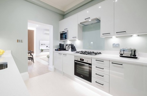 South Kensington Apartment | LONDONERS│It's South Ken, Darling!