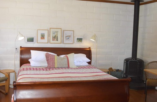 Congewai Cottage | Lonely Goat Olives, Hunter Valley. Children under 12 free. Pet friendly.